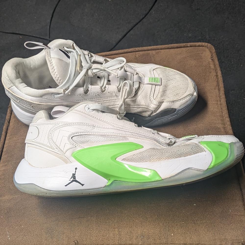 Nike White and Green Sneakers